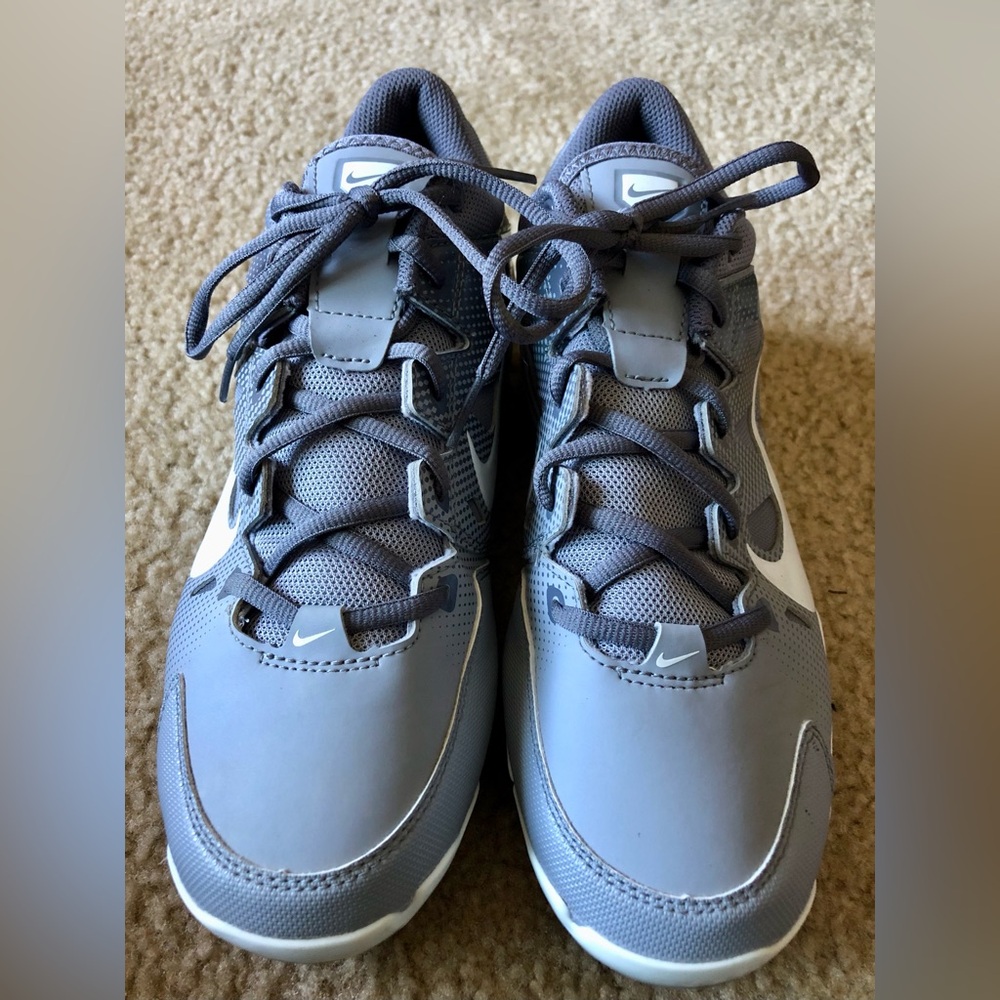 Gently used women’s softball cleats. Size 10.